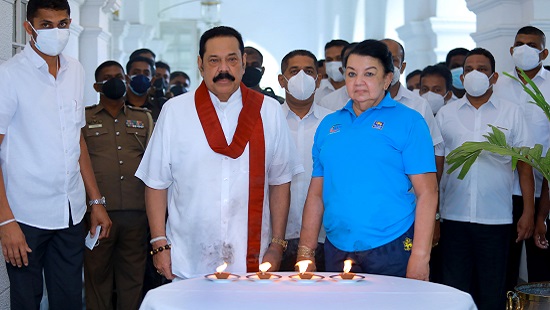 දාහත් වසරකට පෙර සුනාමි ව්‍යසනයෙන් මියගිය ශ්‍රී ලාංකිකයන් සිහිකර අගමැති පහන් දල්වයි