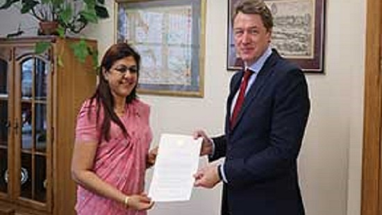 තානාපතිනී මහාචාර්ය ජනිතා ඒ ලියනගේ බෙලරූස් ජනරජය වෙත අක්තපත්‍ර පිටපත් පිළිගන්වයි
