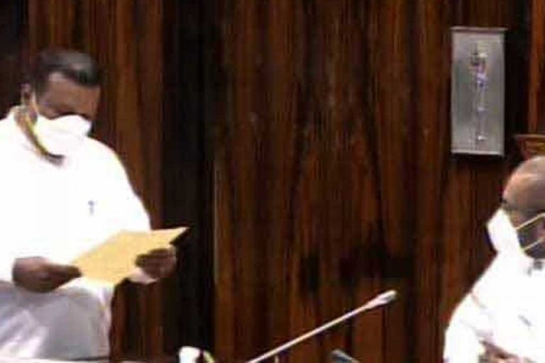 මහින්ද වෙනුවට නව මන්ත්‍රී මංජු ලලිත් පාර්ලිමේන්තුවේ දිවුරුම් දෙයි