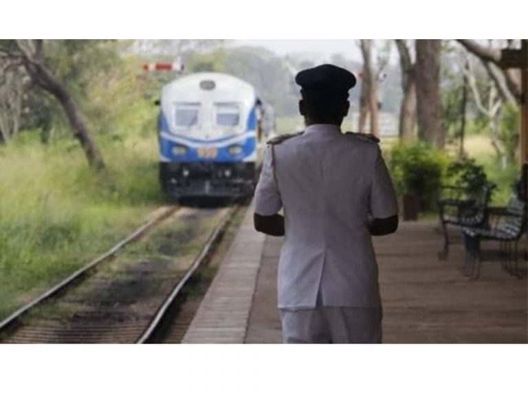 දුම්රිය වර්ජනය තවත් දැඩි කරයි – ඉන්ධන සිමෙන්ති ප්‍රවාහනයත් ඇණහිටී