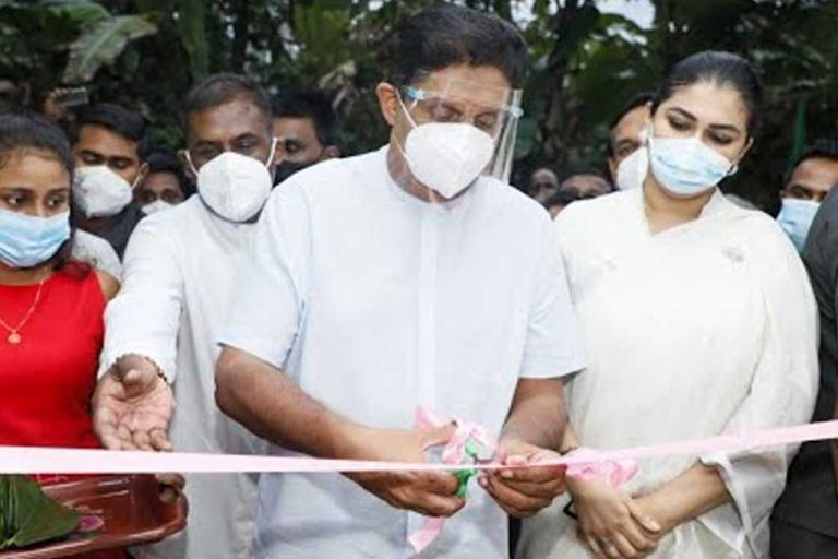 කබලෙන් ලිපට වැටුණු දරු පරපුරෙන් පහසුකම් ගාස්තු ගන්න එපා – විපක්ෂ නායක සජිත් (VIDEO)
