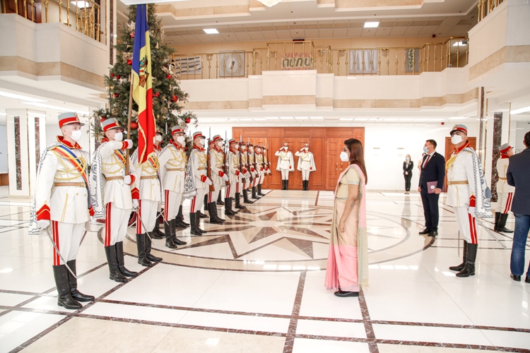තානාපති මහාචාර්ය ජනිතා අබේවික්‍රම ලියනගේ මැතිනිය මෝල්ඩෝවා හි ජනාධිපති මායා සඳු මැතිනිය වෙත සිය අක්තපත්‍ර පිළිගන්වයි