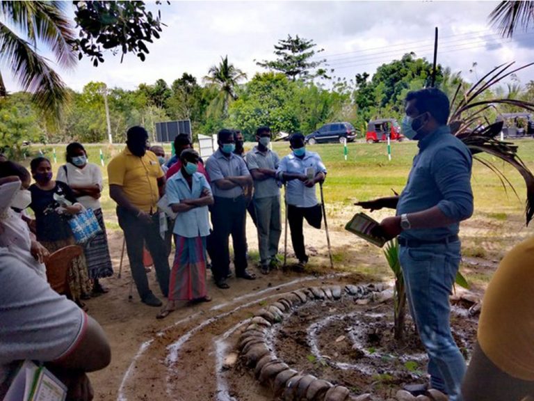 කාබනික පොල් වගාව පිළිබඳ විශේෂ දැනුවත් කිරීමේ වැඩසටහනක් අම්පාරට