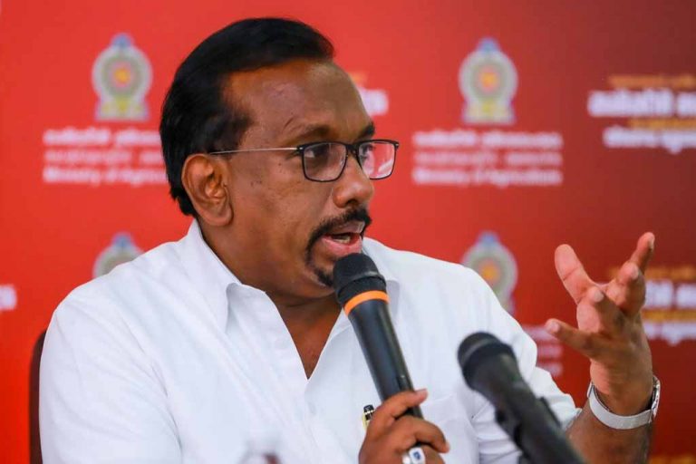මේ ආණ්ඩුව ප්‍රජාතන්ත්‍රවාදී වැඩියි අපෙ හාමුදුරුවනේ – මහින්දානන්ද