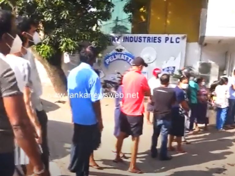 දරුවෝ කන්න හොයාගෙන එනකන් වේල පිරිමහ ගත්තේ කිරි එකෙන් – මොකක්ද මේ කරන අපරාදේ! (VIDEO)