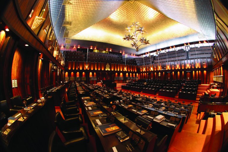 අවරදිග ආවර්ජනා: අතරමැද අලුත් ආණ්ඩුවක් මොකටද? එහෙම වුණොත් වැඩේ හරිද?