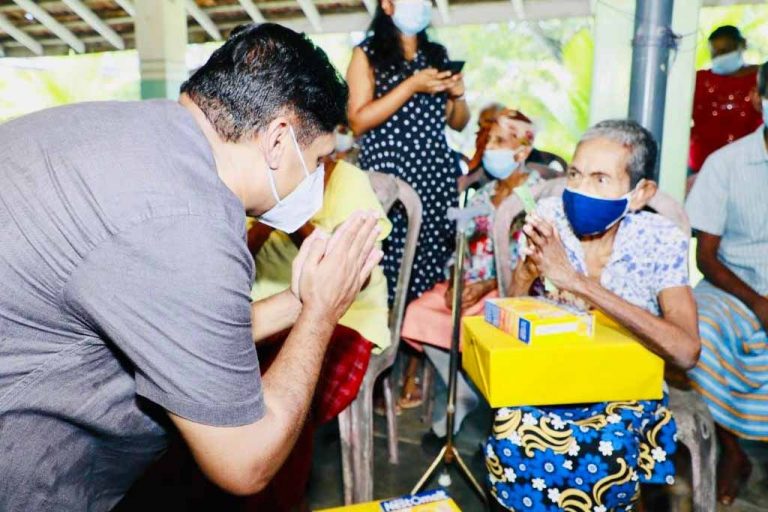 අපාර වූ මව්පිය සෙනෙහසට සජිත්ගෙන් නත්තල් උපහාර ! (VIDEO)