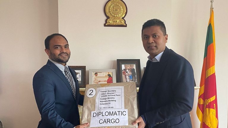 අන්කාරා හි වෙසෙන නිර්වේතනික කොන්සල්වරුන් සහ ශ්‍රී ලාංකිකයන් විසින් වෛද්‍ය උපකරණ පරිත්‍යාගයක්