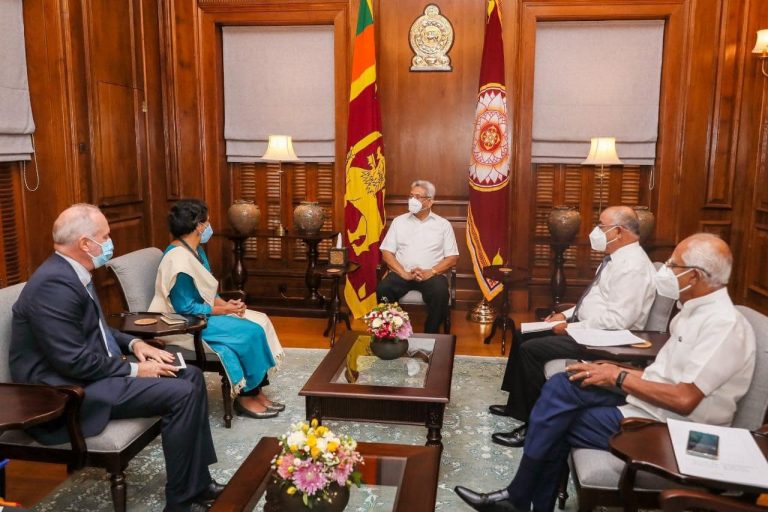 ලොවෙන් පැසසුම් – රටෙන් ගැරහුම්