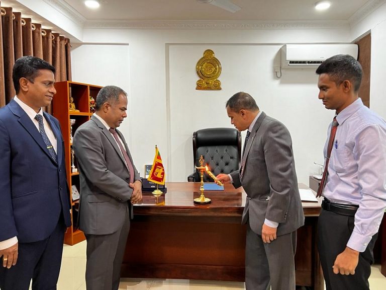 මාලදිවයිනේ ශ්‍රී ලංකා මහ කොමසාරිස්වරයා මාලේ හි විදේශ අමාත්‍යංශයට අක්තපත්‍ර ලිපියේ පිටපතක් පිළිගන්වයි