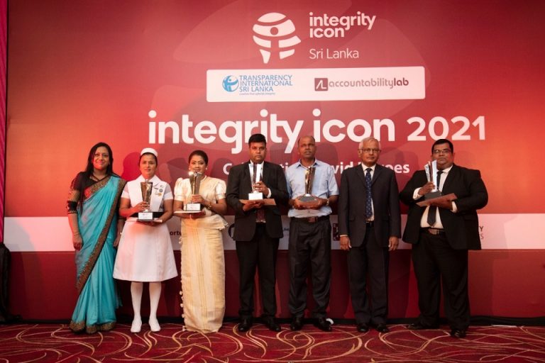 ඉන්ටග්‍රිටි අයිකන් 2021 සම්මාන ප්‍රදානෝත්සවයේ දී කෝවිඩ් විරුවෝ කිරුළු පළඳිති