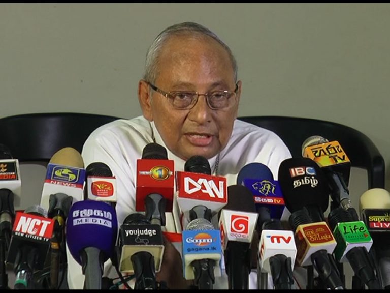 ඇත්ත හොයන්න බැරිනම් බොරු නොකර යුනිෆෝම් ගලවලා දාලා ගෙදර යන්න – කාදිනල් හිමි පොලීසිය නිරුවත් කරයි (VIDEO)