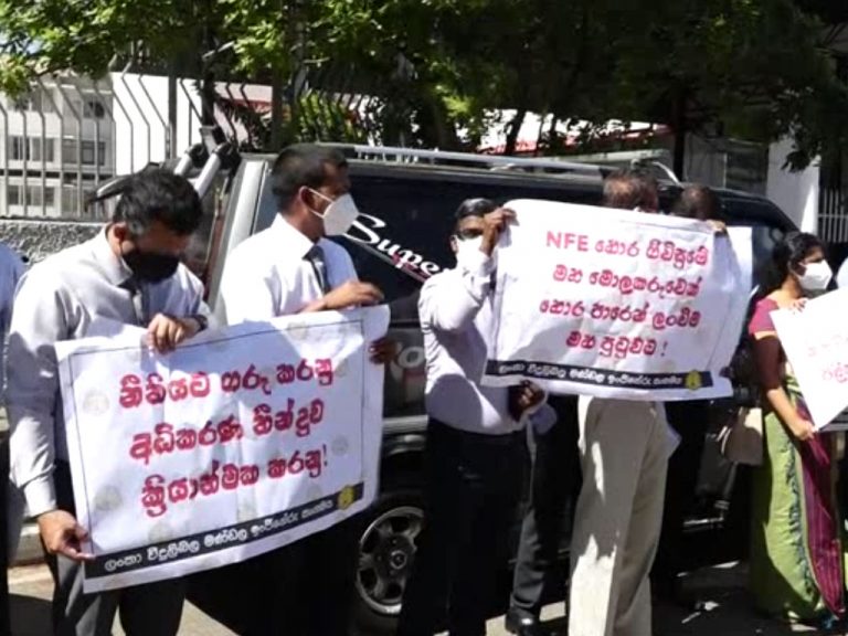 CEB ය කොට උඩ.විදුලි ඉංජිනේරුවෝ GM ට එරෙහිව වැඩ වරද්දී GM ගෙනුත් දැඩි ප්‍රතිචාර! (VIDEO)