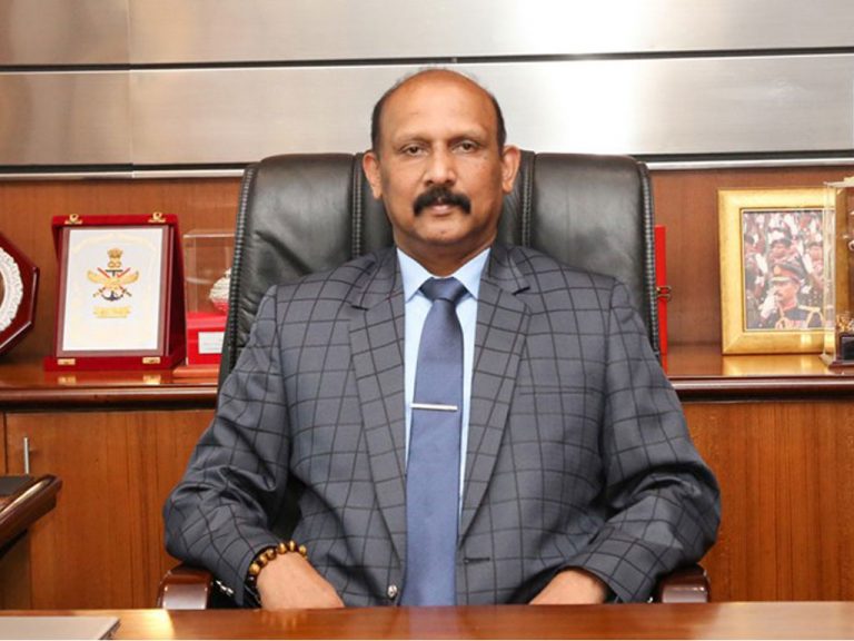 කාදිනල් හිමි කොහොමද පොලිස්පතිගේ කෝට් එක ගලවන්න කියන්නේ. එතුමා නෙවෙයිනේ ඒක දුන්නේ – ආරක්ෂක ලේකම්