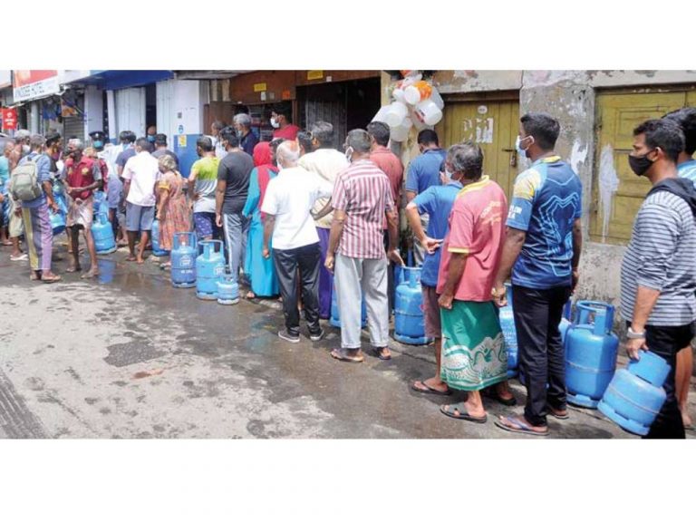 කලු වළාවේත් රිදී රේඛා – ගෑස් පෝලිම් නිසා බිහි වූ නව රැකියා අවස්ථා