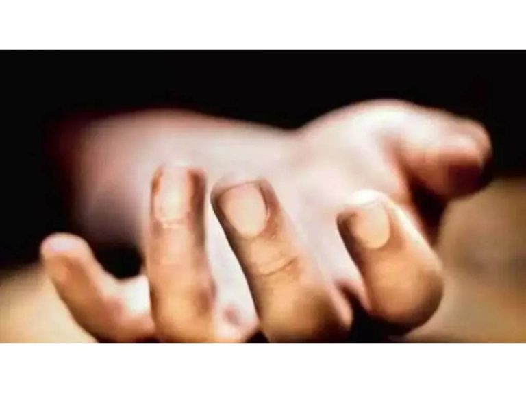 සුපිරි වෙළඳසැලකින් භාණ්ඩ සොරකම් කළ පුද්ගලයෙකු ගෙල කපාගෙන සියදිවි නසා ගනී !