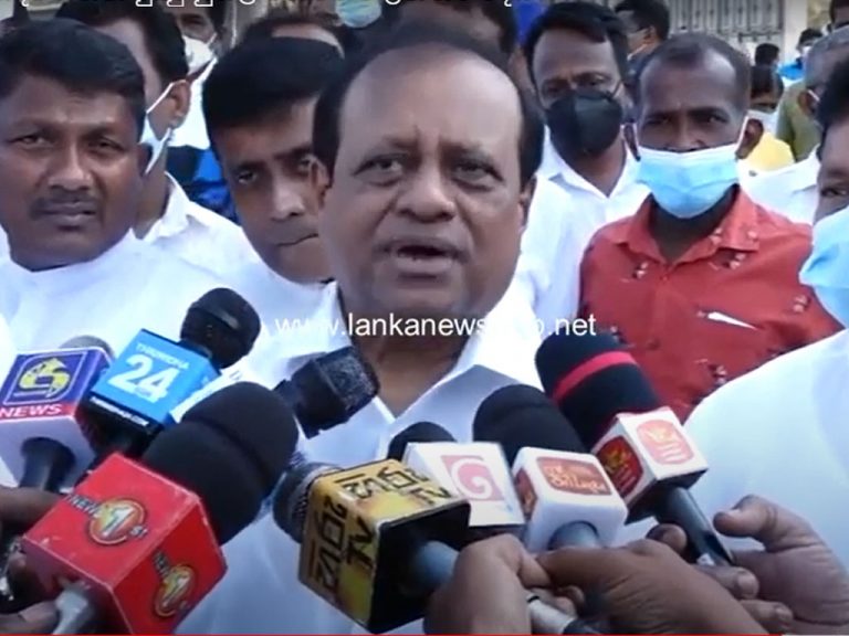 පොළේ ගිහින් ගෙදර යන්න වුණු සුසිල් ජනපතිට උත්තර දෙයි! (VIDEO)