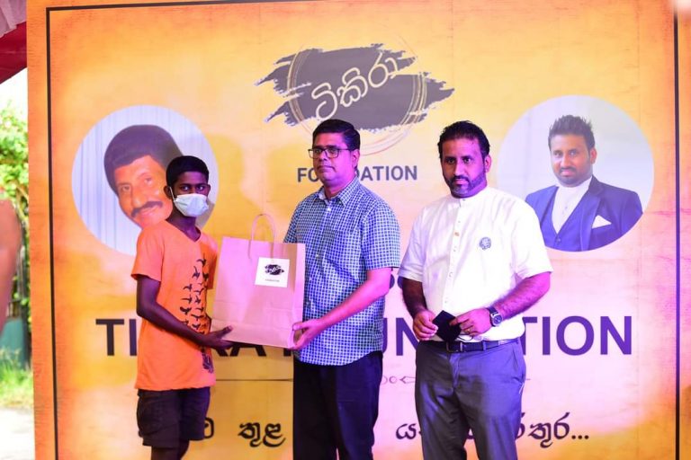 ටිකිරා පදනමෙන් පාසල් උපකරණ පරිත්‍යාගයක්