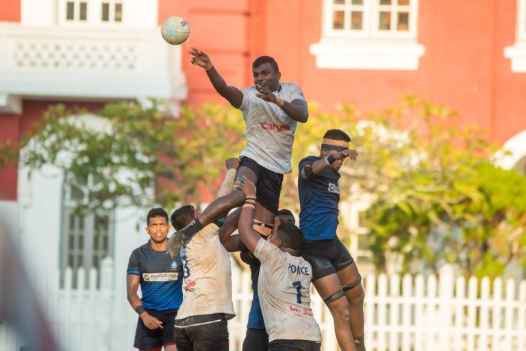 හෙට බර කරන රගර් තීරණයකින්, තනි කකුලෙන් දුවන මෙවර රගර් ලීගය