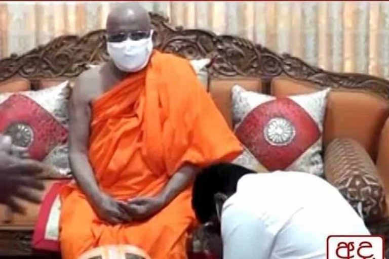 අනුර කුමාර දිසානායක මල්වතු අස්ගිරි මහ නාහිමිවරුන් බැහැ දකින්නට යෑම ගැන ….