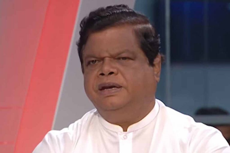 ඇමති බන්දුලට සතොසේදී කාන්තාවක් මූණටම බැනවදී. බන්දුල වහාම මාරුවෙයි …