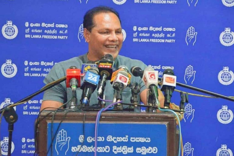 මිනිස්සු කොච්චර පාරේ කෑගැහුවත් ප්‍රශ්නෙ විසඳන්න වෙන්නෙ ජනපතිත් පාර්ලිමේන්තුවත් එකතුවෙලා – දයාසිරි