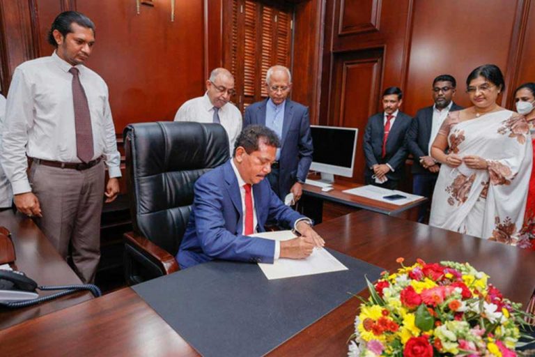 නව ජනාධිපති ලේකම් ගාමිණී සෙනරත් රාජකාරී අරඹයි