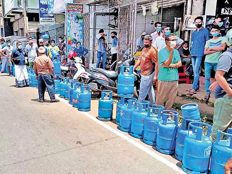 ගෑස් අලෙවියත් පොලීසියට – පෝලිමේ සිටි අය ක්ලාන්ත වී ඇද වැටෙයි