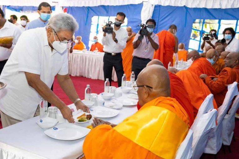 ජනපති ගෝඨාභය අභයාරාමයට … (PHOTOS)