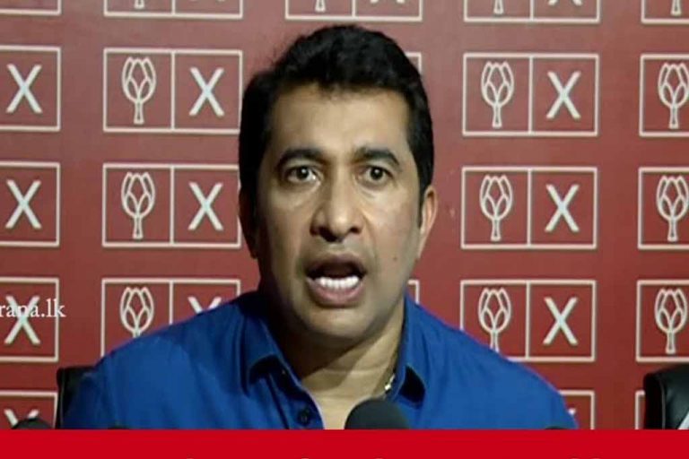 රොෂාන් රණසිංහගේ නිවසත් වටළයි. පොලිසිය කඳුළු ගෑස් ගහයි