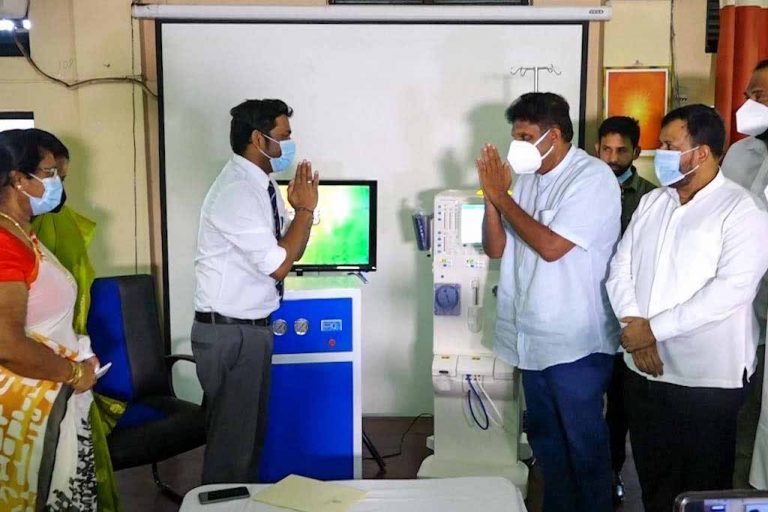 විපක්ෂ නායක සජිත්ගෙන් වව්නියාව රෝහලට රු. ලක්ෂ 24.5ක උපකරණ පරිත්‍යාගයක් (VIDEO)