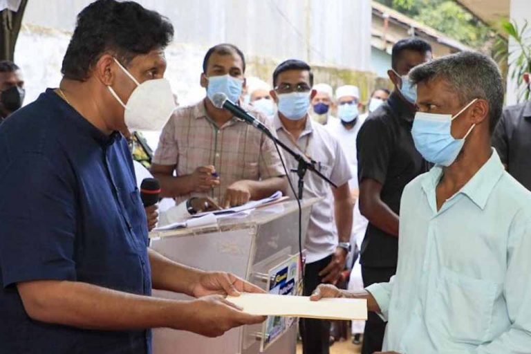 කින්නියා පාලම් පාරු අනතුරින් විපතට පත් පවුල්වලට සජිත්ගෙන් මූල්‍ය ආධාර (VIDEO)