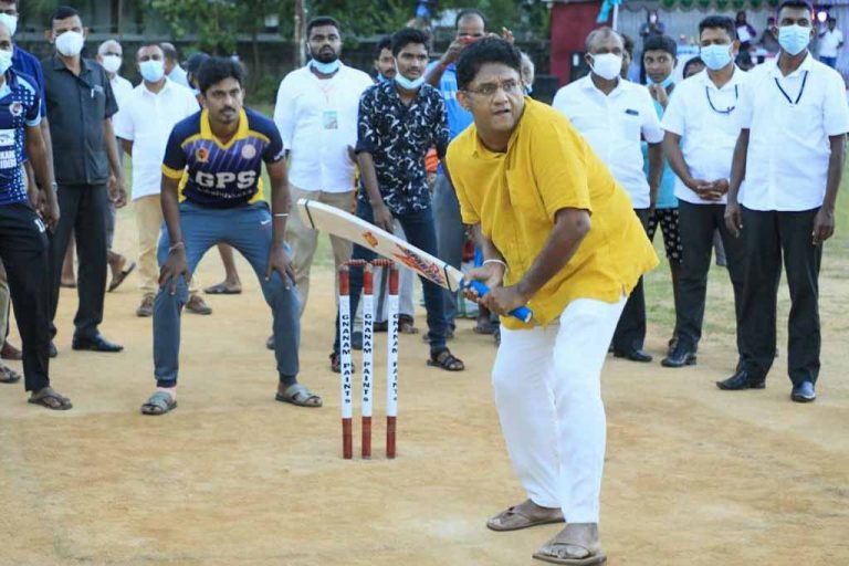 සජිත් මනිපායි තරුණයින් සමග ක්‍රිකට් ගහයි ! (PHOTOS)