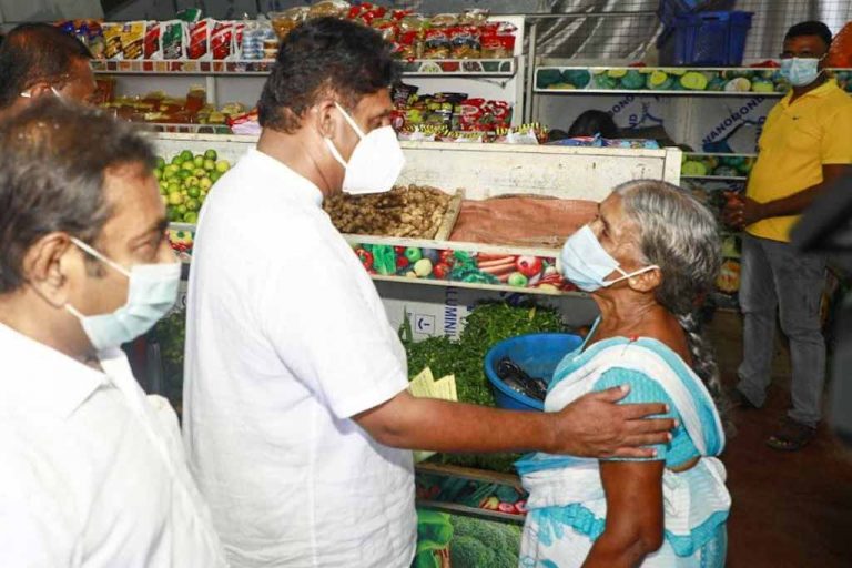 ආණ්ඩුවේ ලොක්කන් එක්ව රට මිනී පෙට්ටියට දමා අවසන් ඇණ ටික ගසමින් ඉන්නේ – සජිත් (VIDEO)