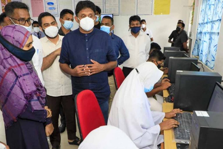 තරුණ පරපුර පෝලිමේ රටහැර යනවා, ආණ්ඩුවට වගේවගක් නෑ – විපක්ෂ නායක සජිත් (VIDEO)