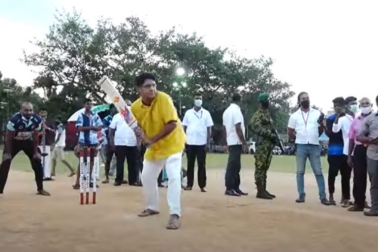 විපක්ෂ නායකයා උතුරේ තරුණයන් සමග ක්‍රිකට් ගසයි