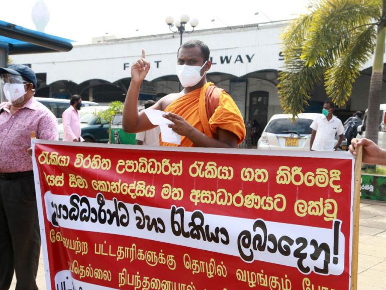රැකියා ලබා නොදීමේ වරද උපාධිධාරීන් මත නොපටවනු !