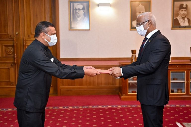 මාලදිවයින සඳහා පත් කරන ලද ශ්‍රී ලංකා මහ කොමසාරිස්වරයා ජනාධිපති සෝලි වෙත අක්තපත්‍ර පිළිගන්වයි