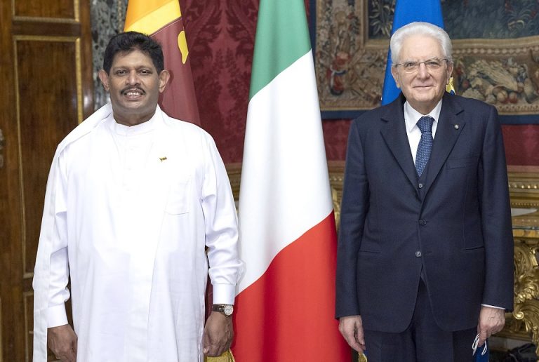 ඉතාලියේ ශ්‍රී ලංකා තානාපති ජගත් වැල්ලවත්ත ඉතාලි ජනරජයේ ජනාධිපති සර්ජියෝ මටරෙල්ලා වෙත අක්තපත් පිළිගන්වයි