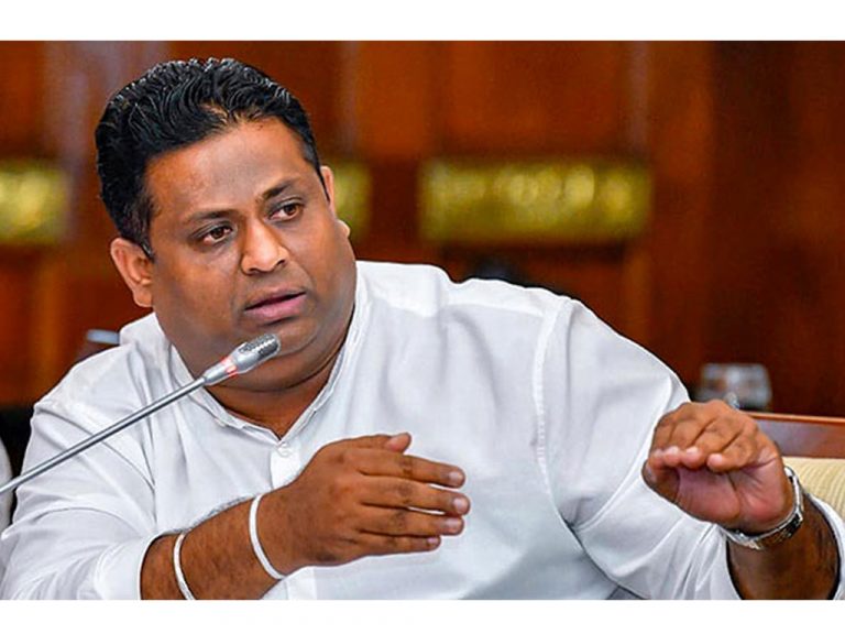 අරුන්දික ප්‍රනාන්දු රාජ්‍ය ඇමති ධූරයෙන් ඉල්ලා අස්වෙයි – පුත්‍රයා ඇතුළු 06ක් රක්ෂිත බන්ධනාගාරයට (VIDEO)