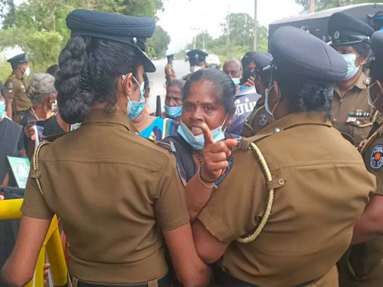 අපේ ඥාතීන්ට මොකද උනේ කියලවත් කියන්න – ජනපතිගේ වව්නියා සංචාරය අතරතුර උතුරේ කාන්තාවෝ විරෝධාවයක !