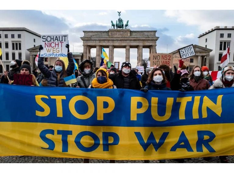 NO TO WAR -යුක්රේන ආක්‍රමණයට එරෙහිව දහස් ගණන් රුසියානුවෝ වීදි බසිති !