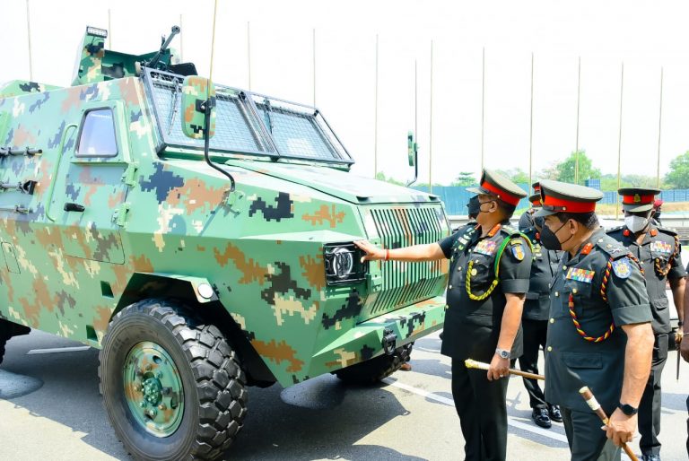 බිම්බෝම්බ සඳහා ආරක්ෂිත සැහැල්ලු සන්නද්ධ වාහනය  (Unicob- MRAPV) යුධ හමුදාපති ශවේන්ද්‍ර සිල්වා​ගේ පරික්ෂාවට