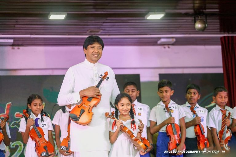 කීර්තිගෙන් දහසක් වයලීන්