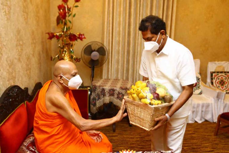 ජනාධිපති ලේකම් ගාමිණී සෙනරත් මල්වතු – අස්ගිරි මහ නාහිමිවරුන් බැහැදැක ආශිර්වාද ලබාගනී