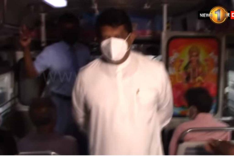 බස් රියකට නැඟ රඟපෑමට ගිය ඇමති ගොඩහේවාට හොඳ පාඩමක් ! (VIDEO)