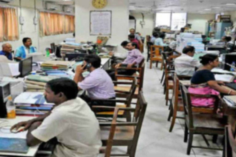 අලුතින් ස්ථිර කළ උපාධිධාරීන් කාර්යාලවලට පුරවයි. දෙන්න වැඩත් නෑ, ඉන්න ඉඩත් නෑ !