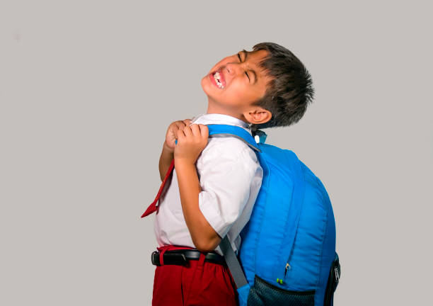 පොත්මල්ලේ බරින් තුන්කුඳු වූ පාසල් දරුවෝ