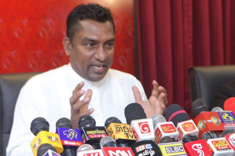 වර්ජනයේ නිරත සෞඛ්‍ය සේවකයන්ට පොලුවලින් ගහන්න – තිස්සකුට්ටි ජනතාවගෙන් ඉල්ලයි
