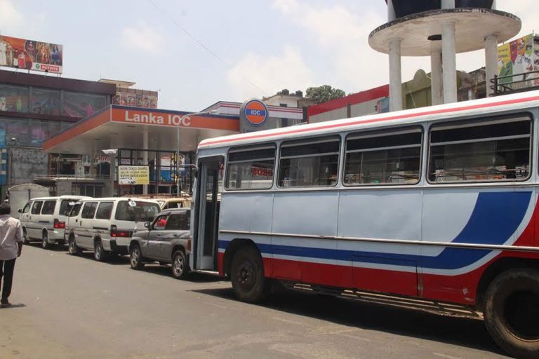 පිරවුම්හල් ළඟ වාහන පෝලිම් – තෙල් සංස්ථාව ලඟ බවුසර් පෝලිම් – ඩොලර් නැතුව ඉන්ධන නෞකා මුහුදේ